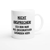 Weiße Keramiktasse 325 ml mit Aufdruck "Nicht ansprechen! Ich bin nur aus dekorativen Gründen hier" – Schreibtischtasse von Vollzeitfrust, Ansicht von rechts
