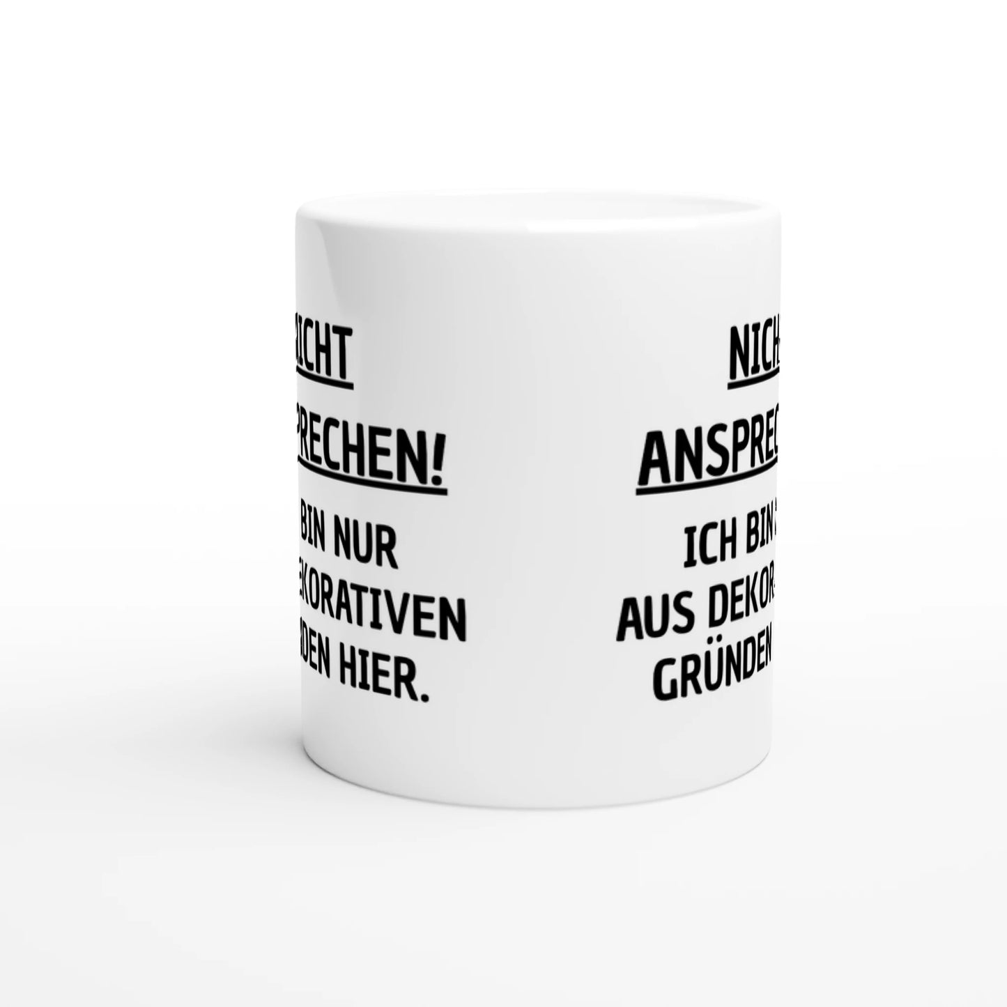 Weiße Keramiktasse mit Aufdruck "Nicht ansprechen! Ich bin nur aus dekorativen Gründen hier" – Rundumsicht der Bürotasse von Vollzeitfrust