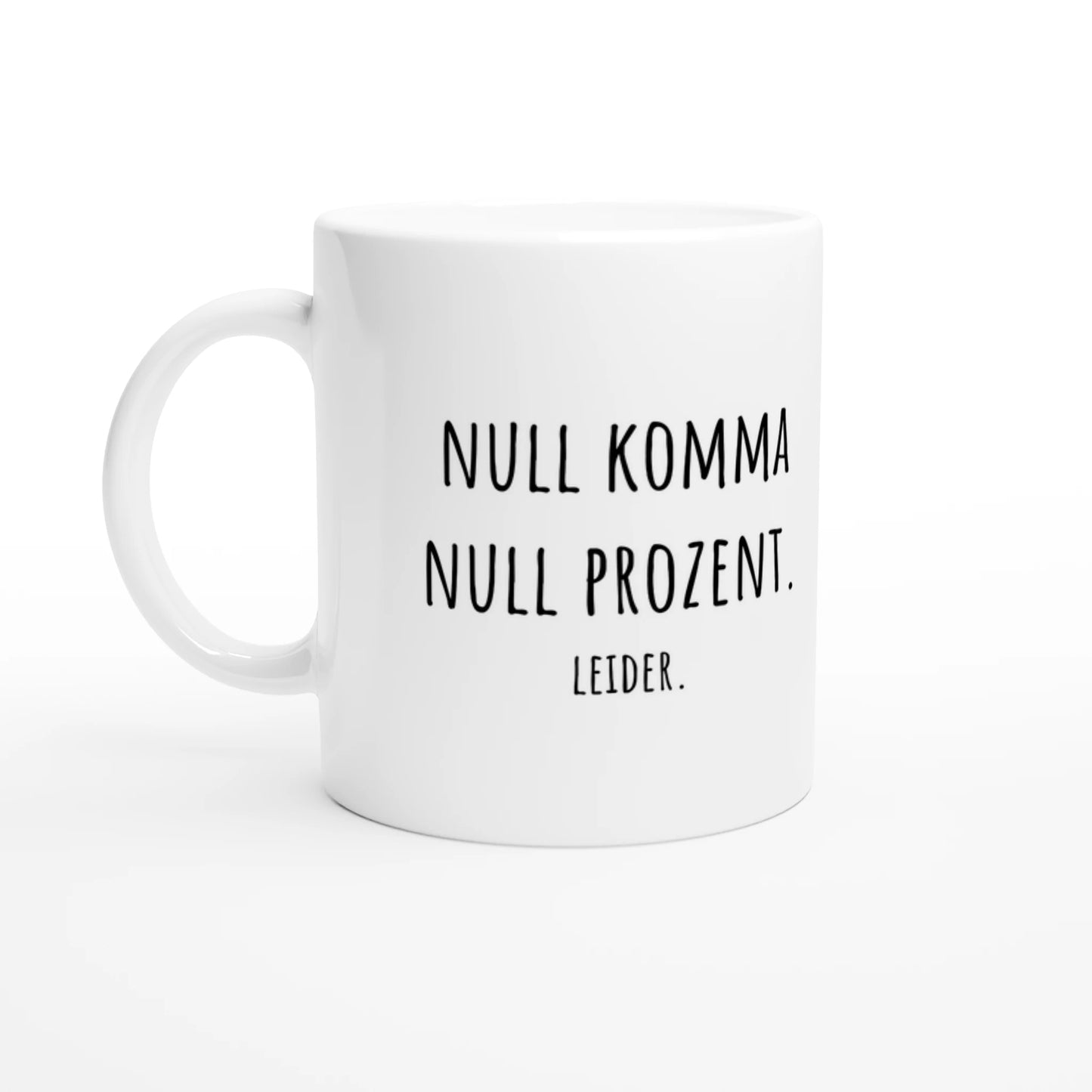 Weiße Keramiktasse 325 ml mit Aufdruck "Null Komma Null Prozent" – Schreibtischtasse von Vollzeitfrust, Ansicht von links
