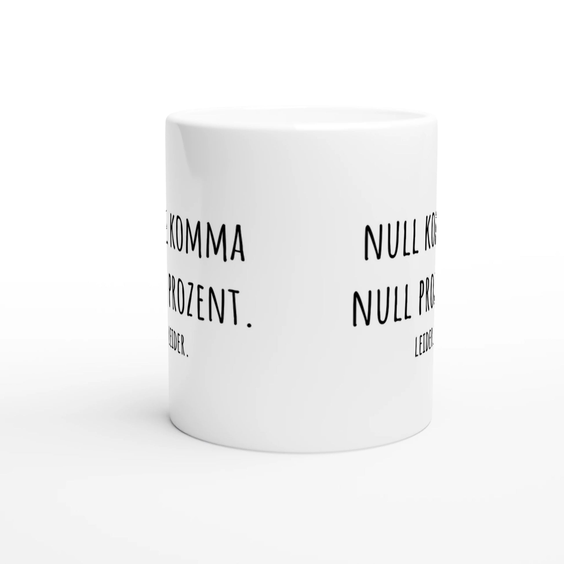 Weiße Keramiktasse mit Aufdruck "Null Komma Null Prozent" – Rundumsicht der Bürotasse von Vollzeitfrust
