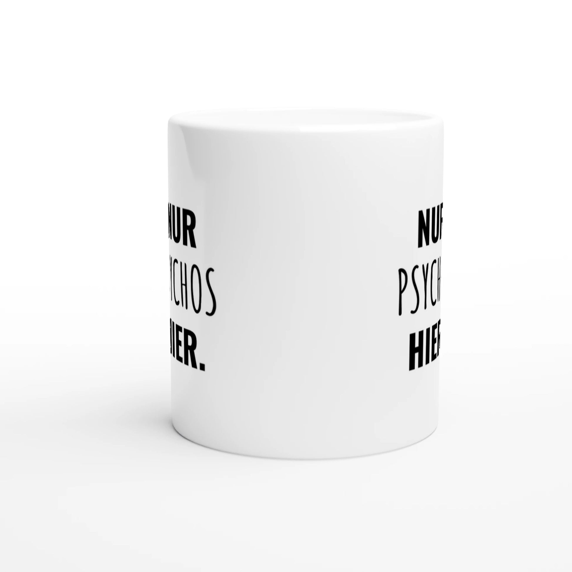 Weiße Keramiktasse mit Aufdruck "Nur Psychos hier" – Rundumsicht der Bürotasse von Vollzeitfrust
