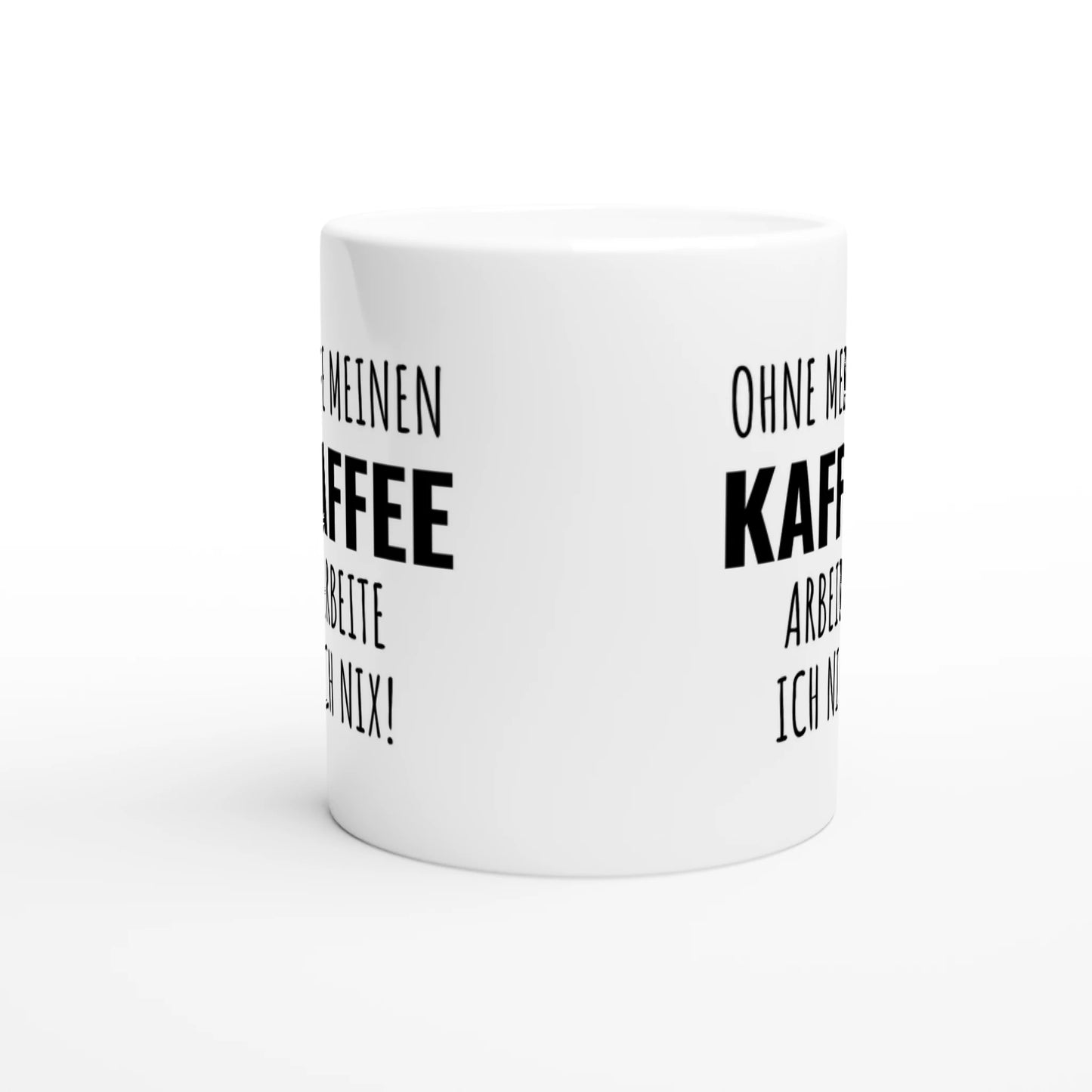 Weiße Keramiktasse mit Aufdruck "Ohne meinen Kaffee arbeite ich nix!" – Rundumsicht der Bürotasse von Vollzeitfrust
