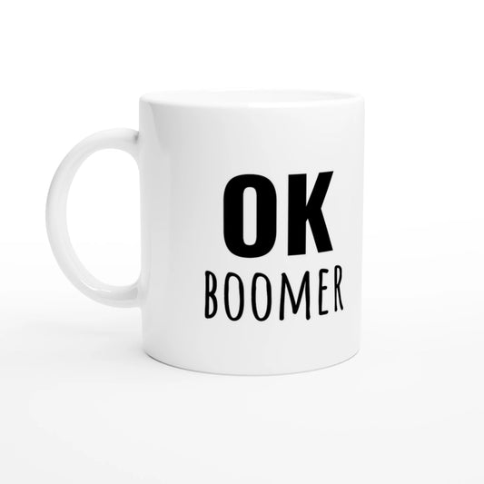 Weiße Keramiktasse 325 ml mit Aufdruck "OK Boomer" – Schreibtischtasse von Vollzeitfrust, Ansicht von links
