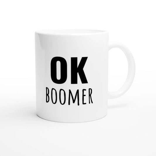 Weiße Keramiktasse 325 ml mit Aufdruck "OK Boomer" – Schreibtischtasse von Vollzeitfrust, Ansicht von rechts
