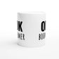 Weiße Keramiktasse mit Aufdruck "OK Boomer" – Rundumsicht der Bürotasse von Vollzeitfrust
