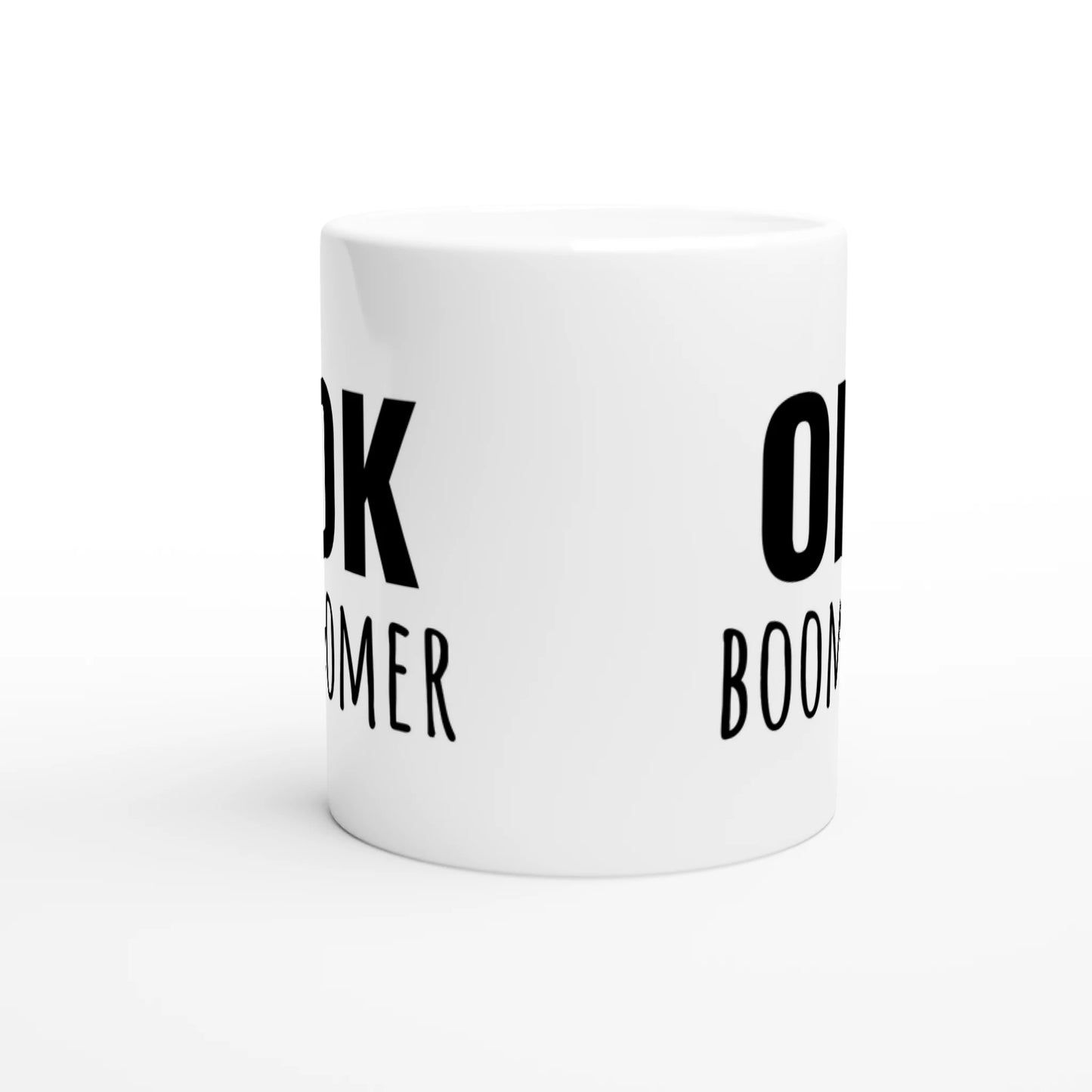 Weiße Keramiktasse mit Aufdruck "OK Boomer" – Rundumsicht der Bürotasse von Vollzeitfrust
