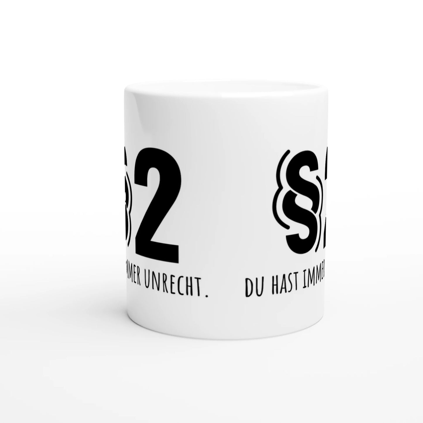 Weiße Keramiktasse mit Aufdruck "§ 2 – Du hast immer Unrecht" – Rundumsicht der Bürotasse von Vollzeitfrust