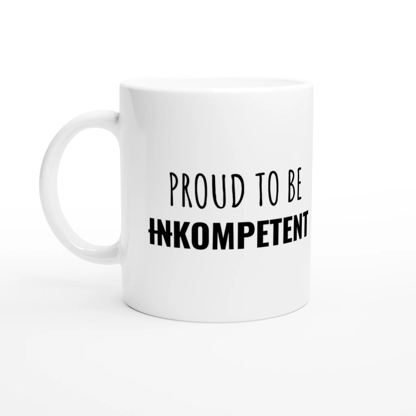 Weiße Keramiktasse 325 ml mit Aufdruck "Proud to be (in)kompetent" – Schreibtischtasse von Vollzeitfrust, Ansicht von links
