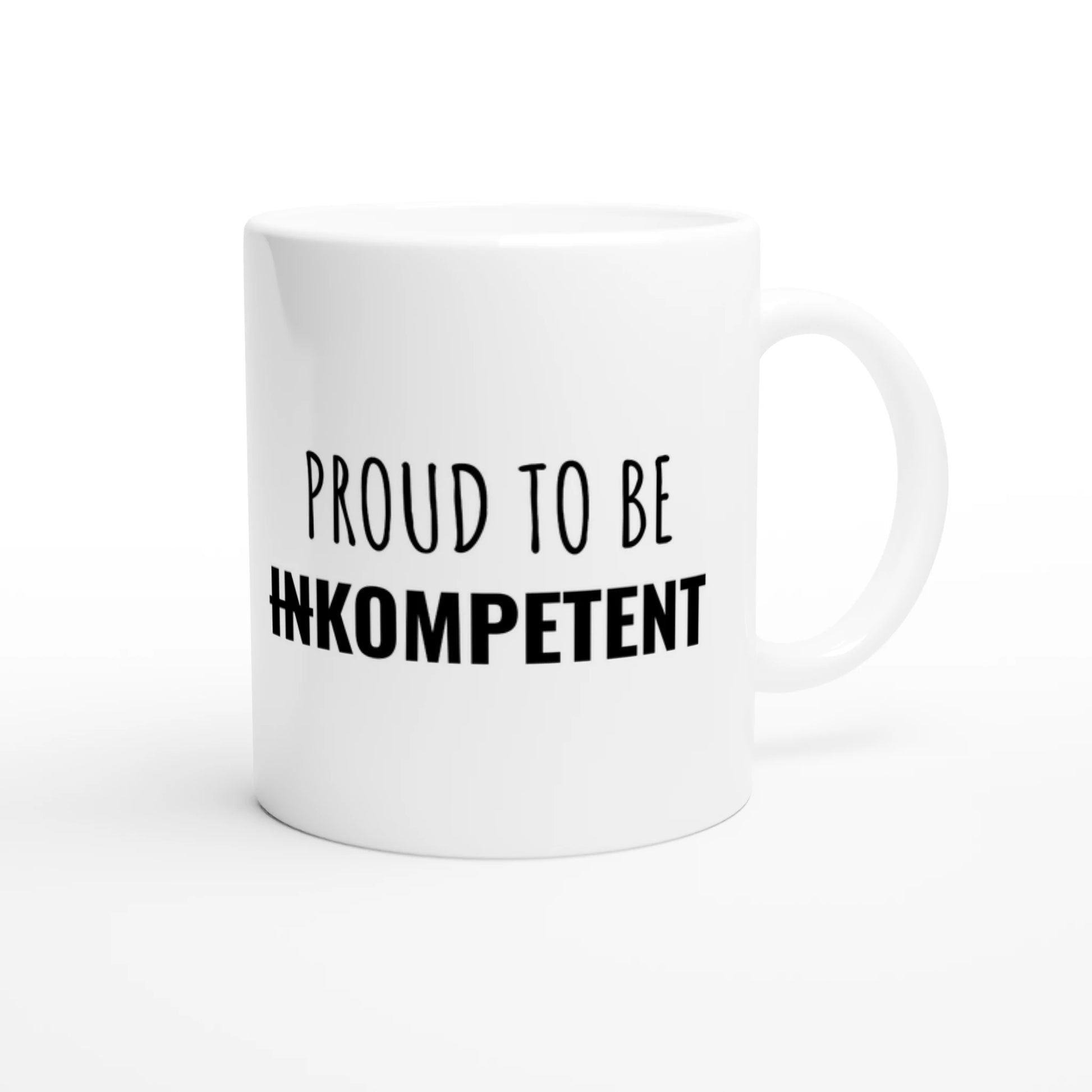 Weiße Keramiktasse 325 ml mit Aufdruck "Proud to be (in)kompetent" – Schreibtischtasse von Vollzeitfrust, Ansicht von rechts
