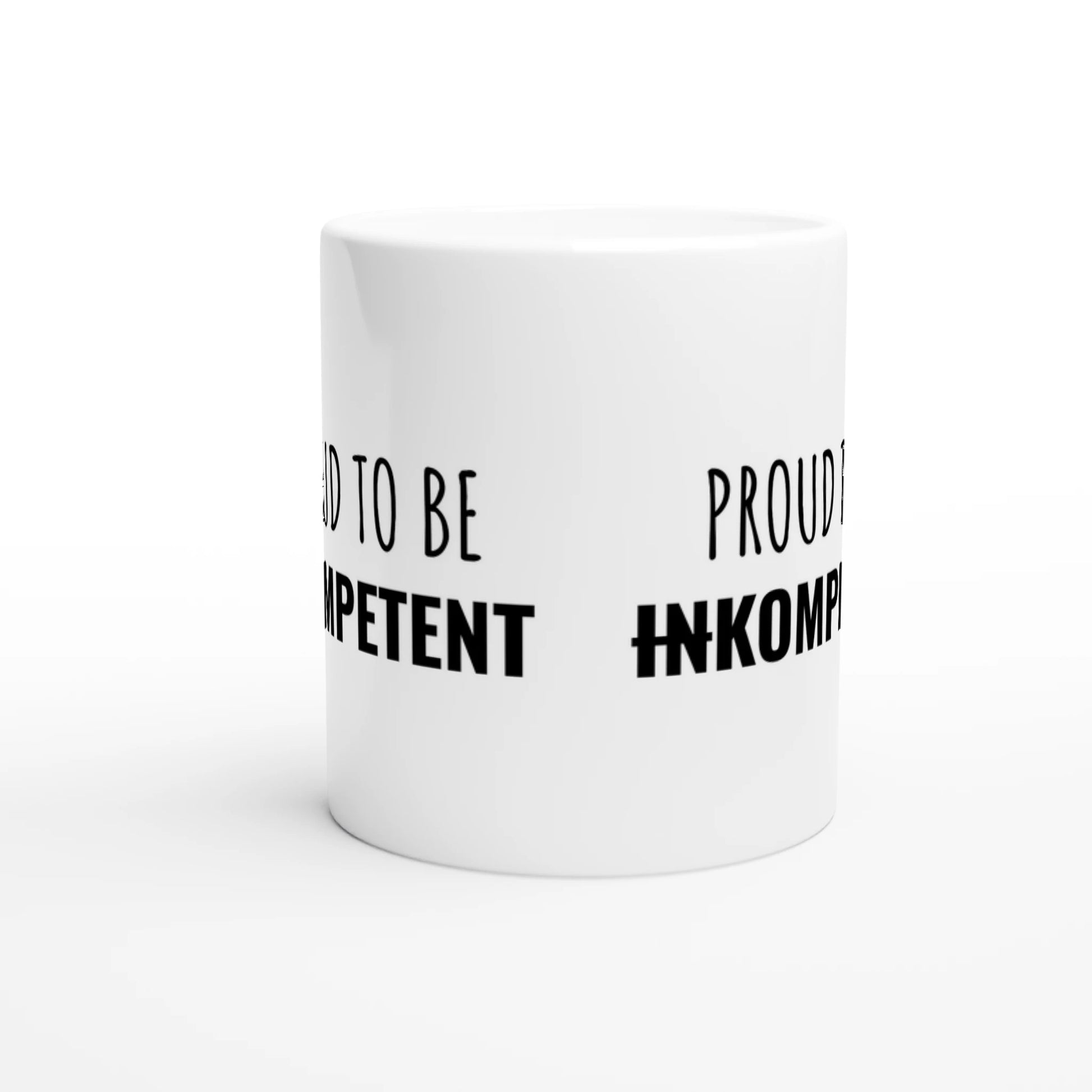 Weiße Keramiktasse mit Aufdruck "Proud to be (in)kompetent" – Rundumsicht der Bürotasse von Vollzeitfrust

