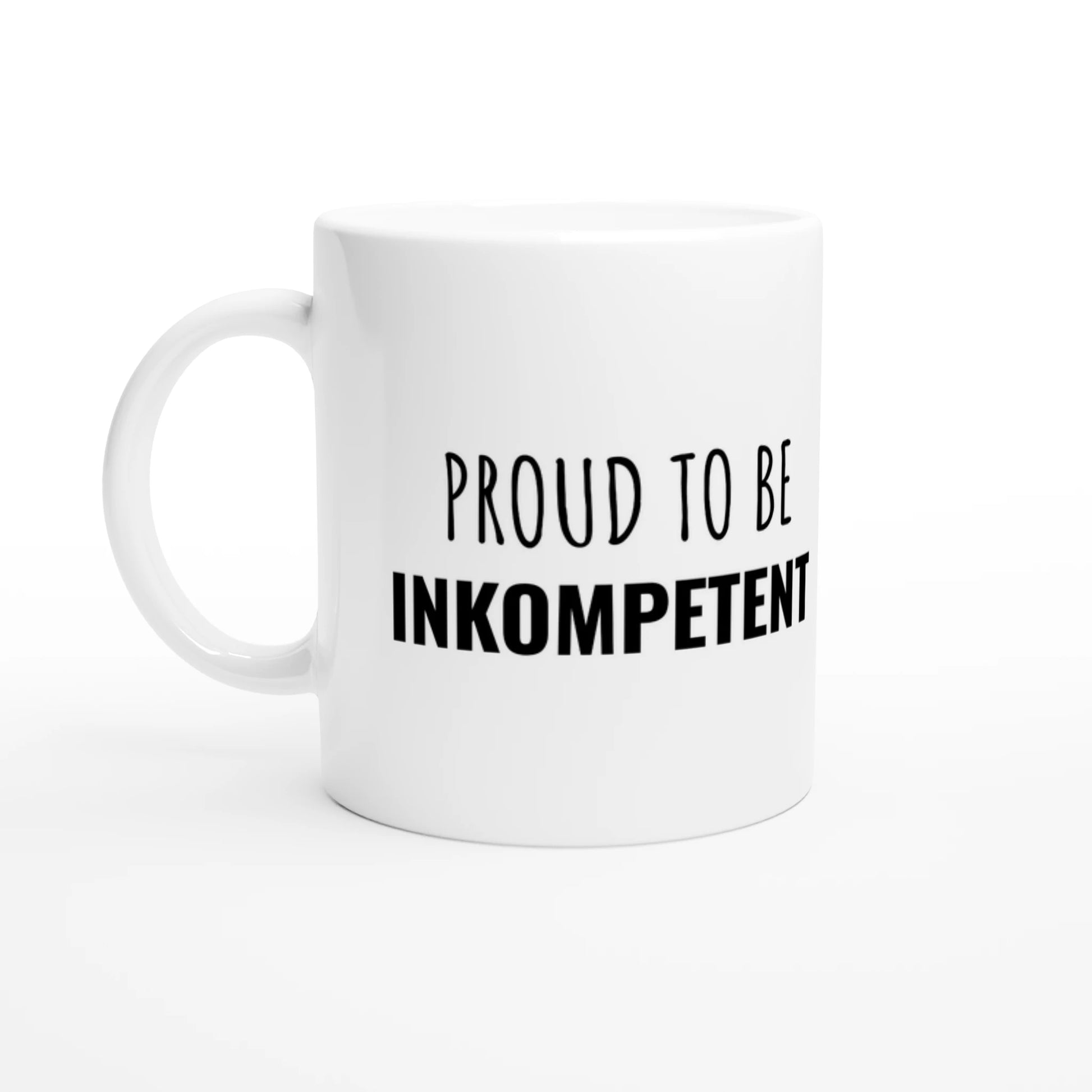 Weiße Keramiktasse 325 ml mit Aufdruck "Proud to be inkompetent" – Schreibtischtasse von Vollzeitfrust, Ansicht von links
