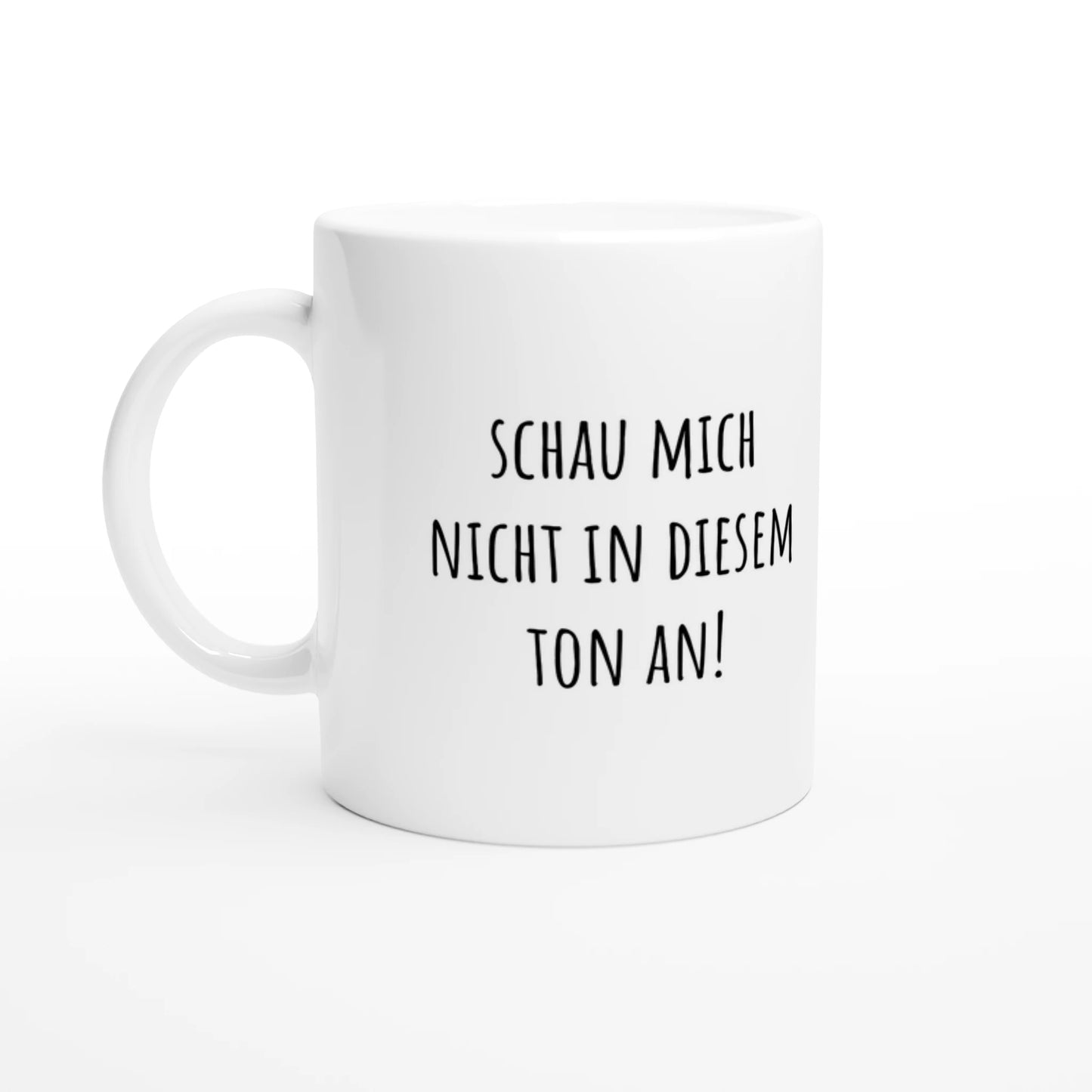 Weiße Keramiktasse 325 ml mit Aufdruck "Schau mich nicht in diesem Ton an!" – Schreibtischtasse von Vollzeitfrust, Ansicht von links
