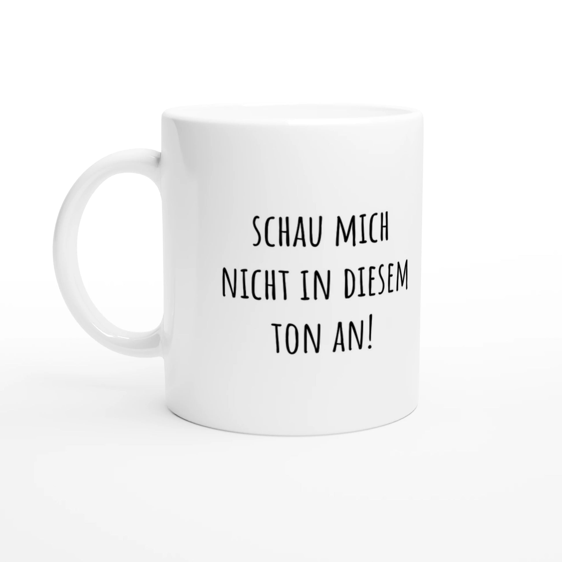 Weiße Keramiktasse 325 ml mit Aufdruck "Schau mich nicht in diesem Ton an!" – Schreibtischtasse von Vollzeitfrust, Ansicht von links