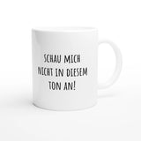 Weiße Keramiktasse 325 ml mit Aufdruck "Schau mich nicht in diesem Ton an!" – Schreibtischtasse von Vollzeitfrust, Ansicht von rechts