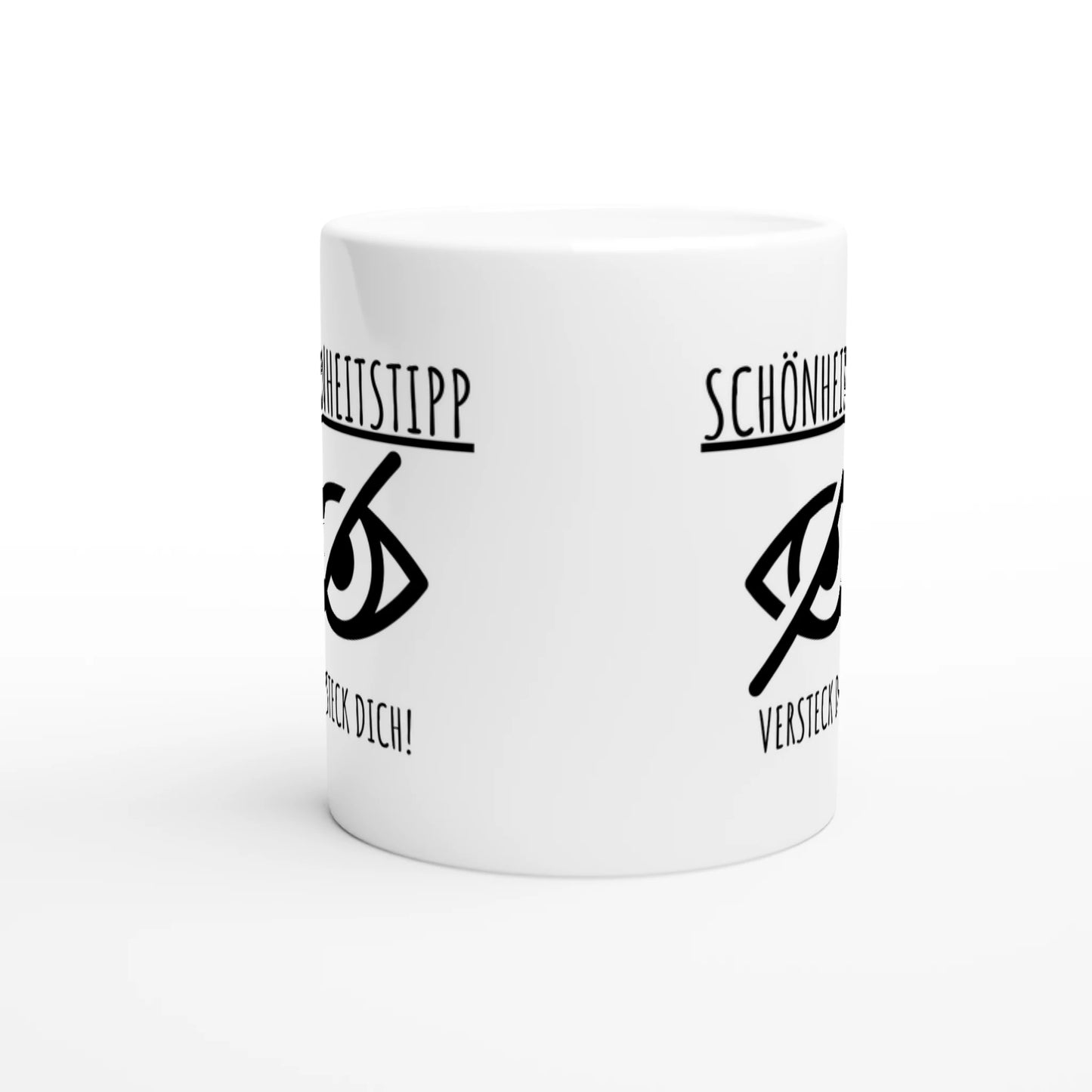 Weiße Keramiktasse mit Aufdruck "Schönheitstipp: Versteck dich!" – Rundumsicht der Bürotasse von Vollzeitfrust