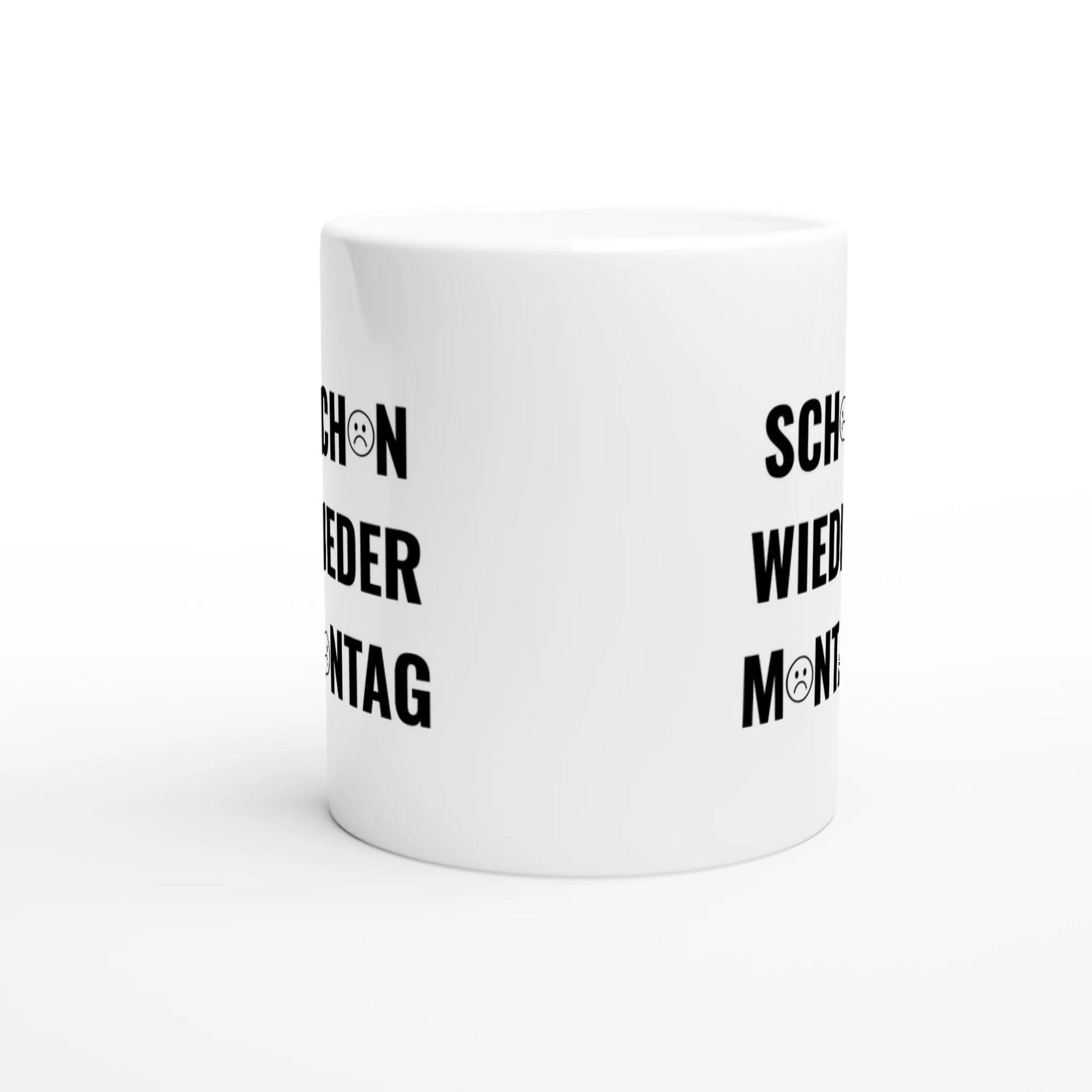 Weiße Keramiktasse mit Aufdruck "Sch😟n wieder M😟ntag" – Rundumsicht der Bürotasse von Vollzeitfrust
