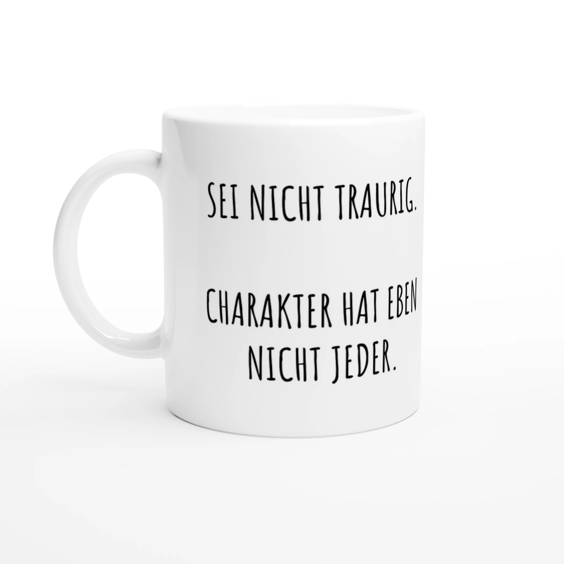 Weiße Keramiktasse 325 ml mit Aufdruck "Sei nicht traurig. Charakter hat eben nicht jeder" – Schreibtischtasse von Vollzeitfrust, Ansicht von links