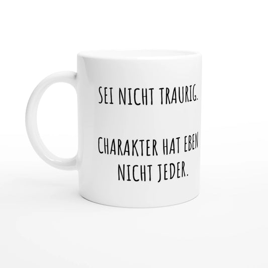 Weiße Keramiktasse 325 ml mit Aufdruck "Sei nicht traurig. Charakter hat eben nicht jeder" – Schreibtischtasse von Vollzeitfrust, Ansicht von links