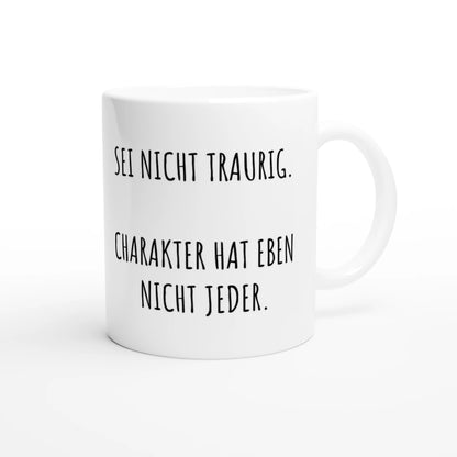 Weiße Keramiktasse 325 ml mit Aufdruck "Sei nicht traurig. Charakter hat eben nicht jeder" – Schreibtischtasse von Vollzeitfrust, Ansicht von rechts