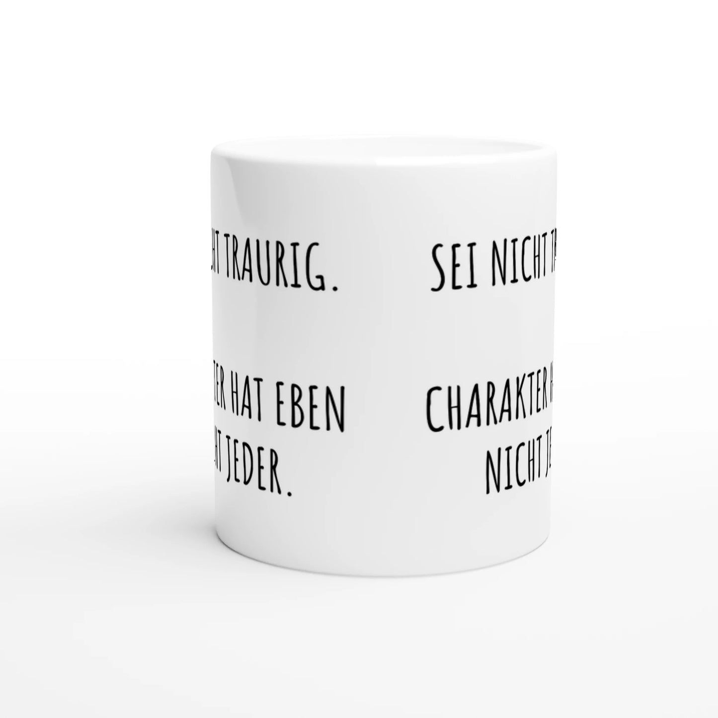 Weiße Keramiktasse mit Aufdruck "Sei nicht traurig. Charakter hat eben nicht jeder" – Rundumsicht der Bürotasse von Vollzeitfrust