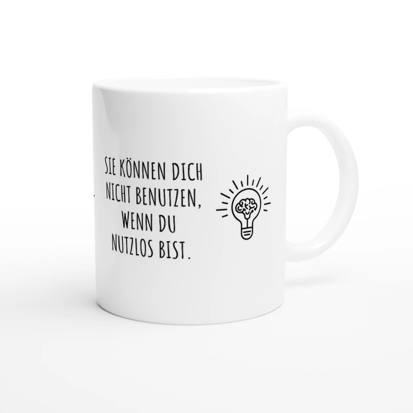 Weiße Keramiktasse 325 ml mit Aufdruck "Sie können dich nicht benutzen, wenn du nutzlos bist" – Schreibtischtasse von Vollzeitfrust, Ansicht von rechts
