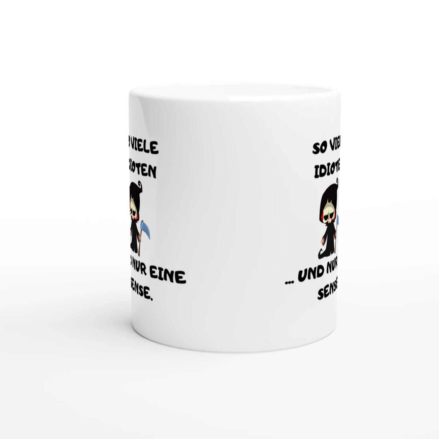 Weiße Keramiktasse mit Aufdruck "So viele Idioten... und nur eine Sense" – Rundumsicht der Bürotasse von Vollzeitfrust