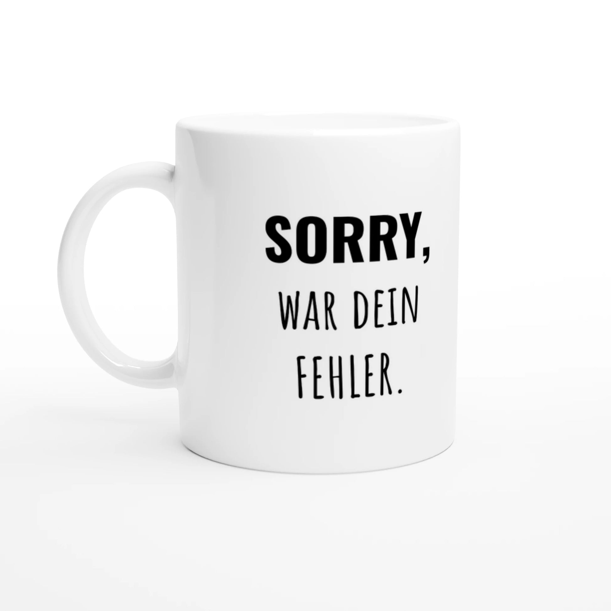 Weiße Keramiktasse 325 ml mit Aufdruck "Sorry, war dein Fehler" – Schreibtischtasse von Vollzeitfrust, Ansicht von links
