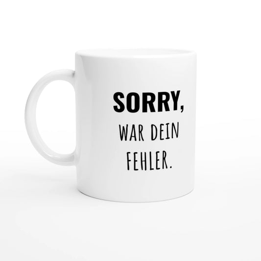Weiße Keramiktasse 325 ml mit Aufdruck "Sorry, war dein Fehler" – Schreibtischtasse von Vollzeitfrust, Ansicht von links

