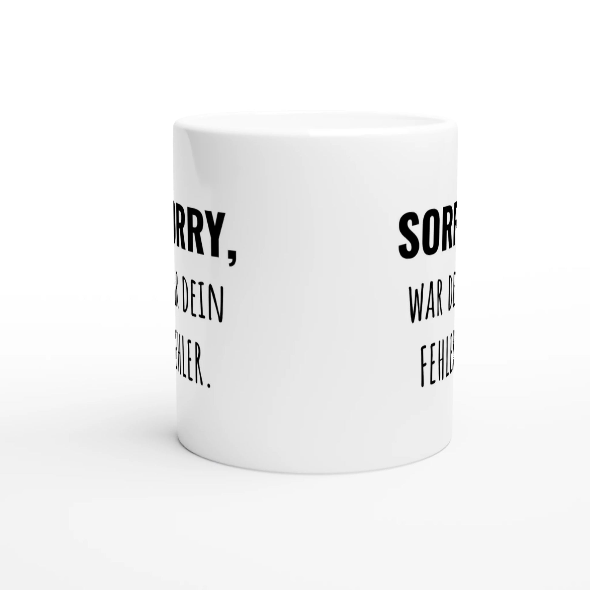 Weiße Keramiktasse mit Aufdruck "Sorry, war dein Fehler" – Rundumsicht der Bürotasse von Vollzeitfrust
