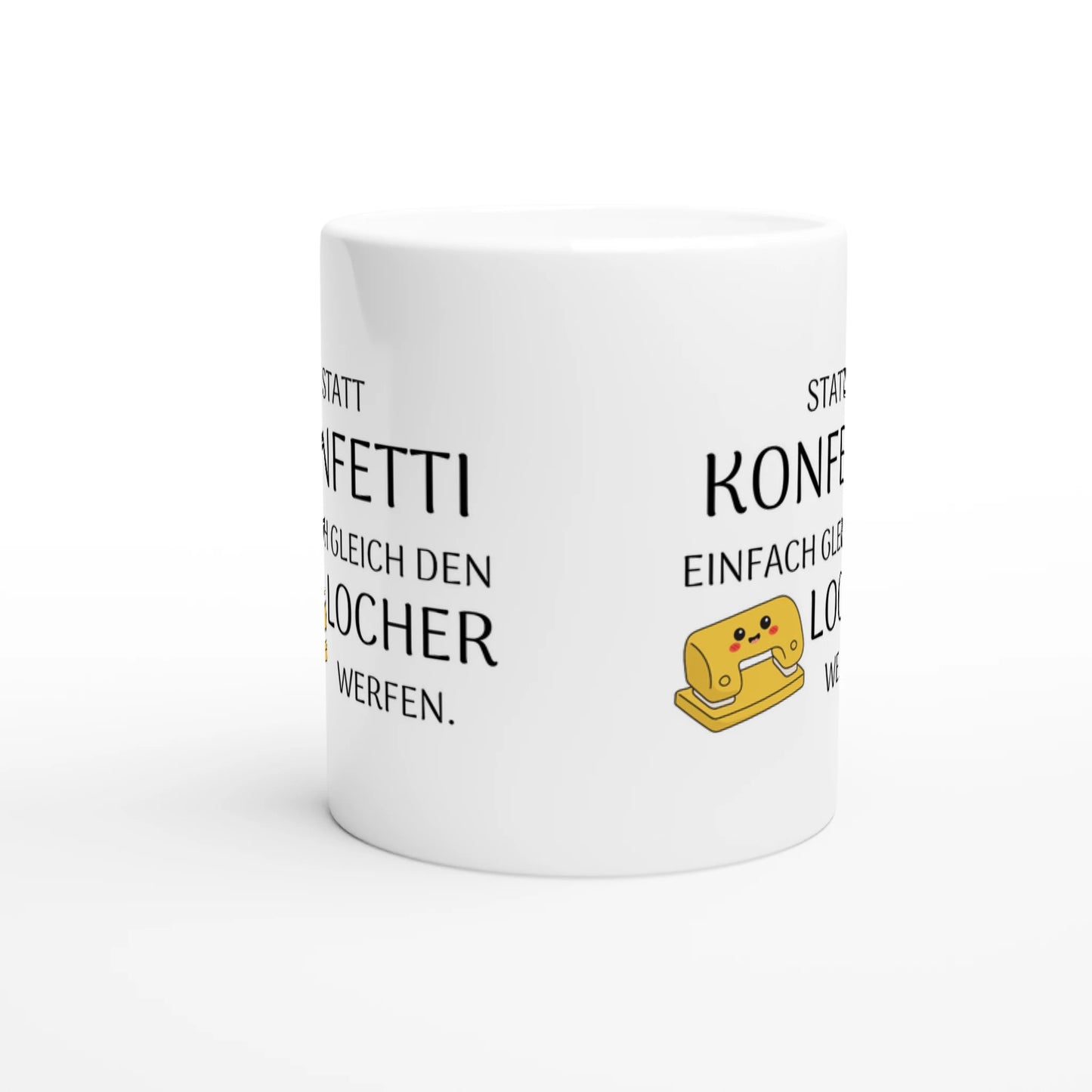 Weiße Keramiktasse mit Aufdruck "Statt Konfetti einfach gleich den Locher werfen" – Rundumsicht der Bürotasse von Vollzeitfrust