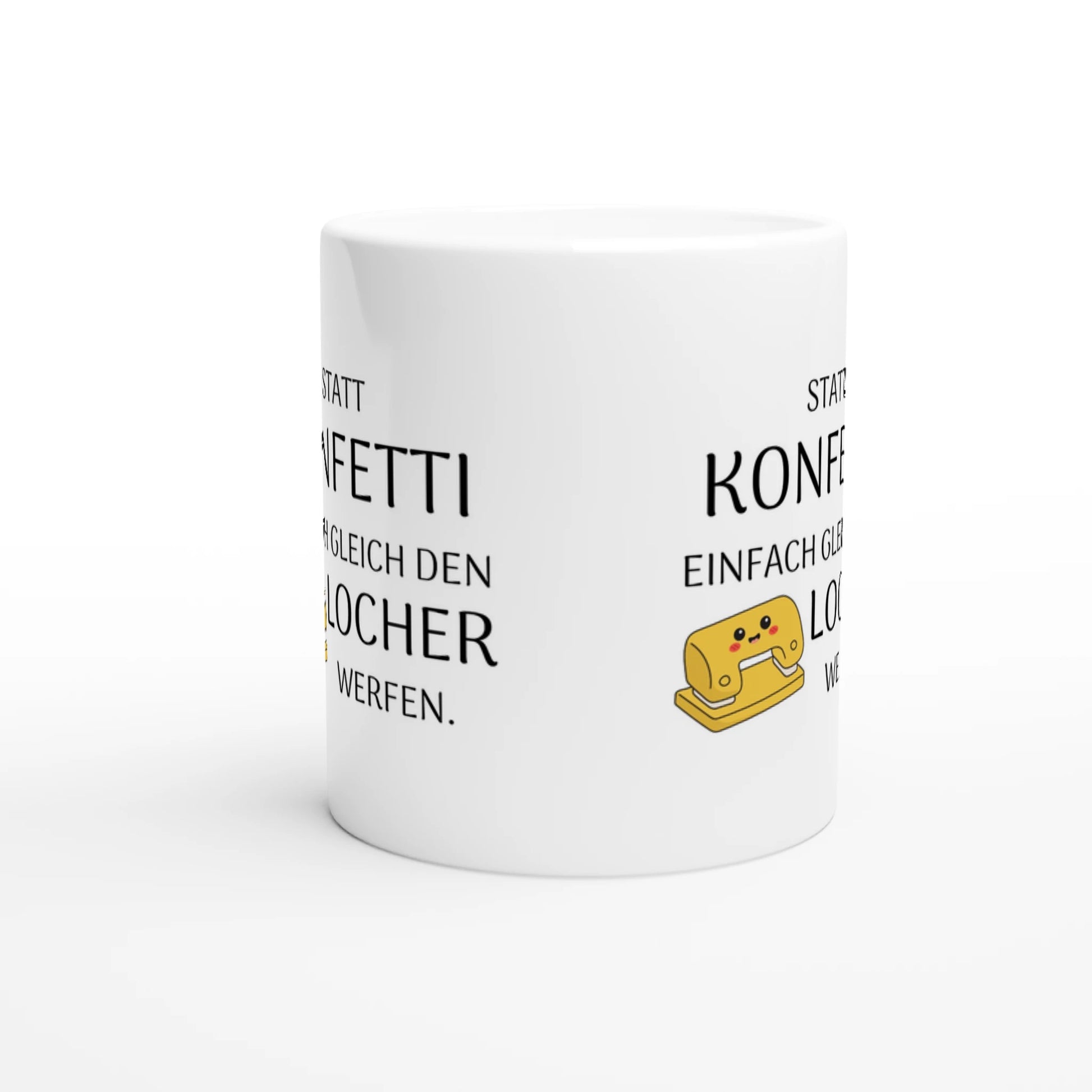 Weiße Keramiktasse mit Aufdruck "Statt Konfetti einfach gleich den Locher werfen" – Rundumsicht der Bürotasse von Vollzeitfrust