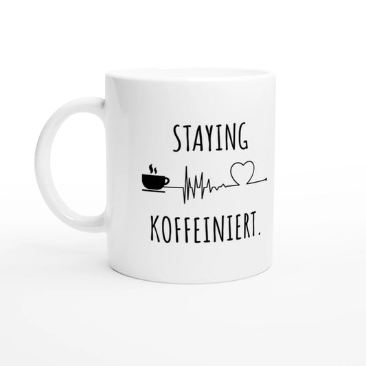 Weiße Keramiktasse 325 ml mit Aufdruck "Staying Koffeiniert" – Schreibtischtasse von Vollzeitfrust, Ansicht von links
