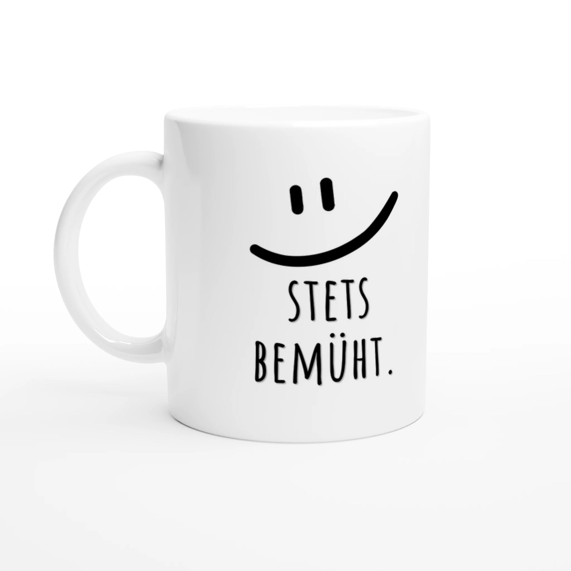 Weiße Keramiktasse 325 ml mit Aufdruck "Stets bemüht" – Schreibtischtasse von Vollzeitfrust, Ansicht von links
