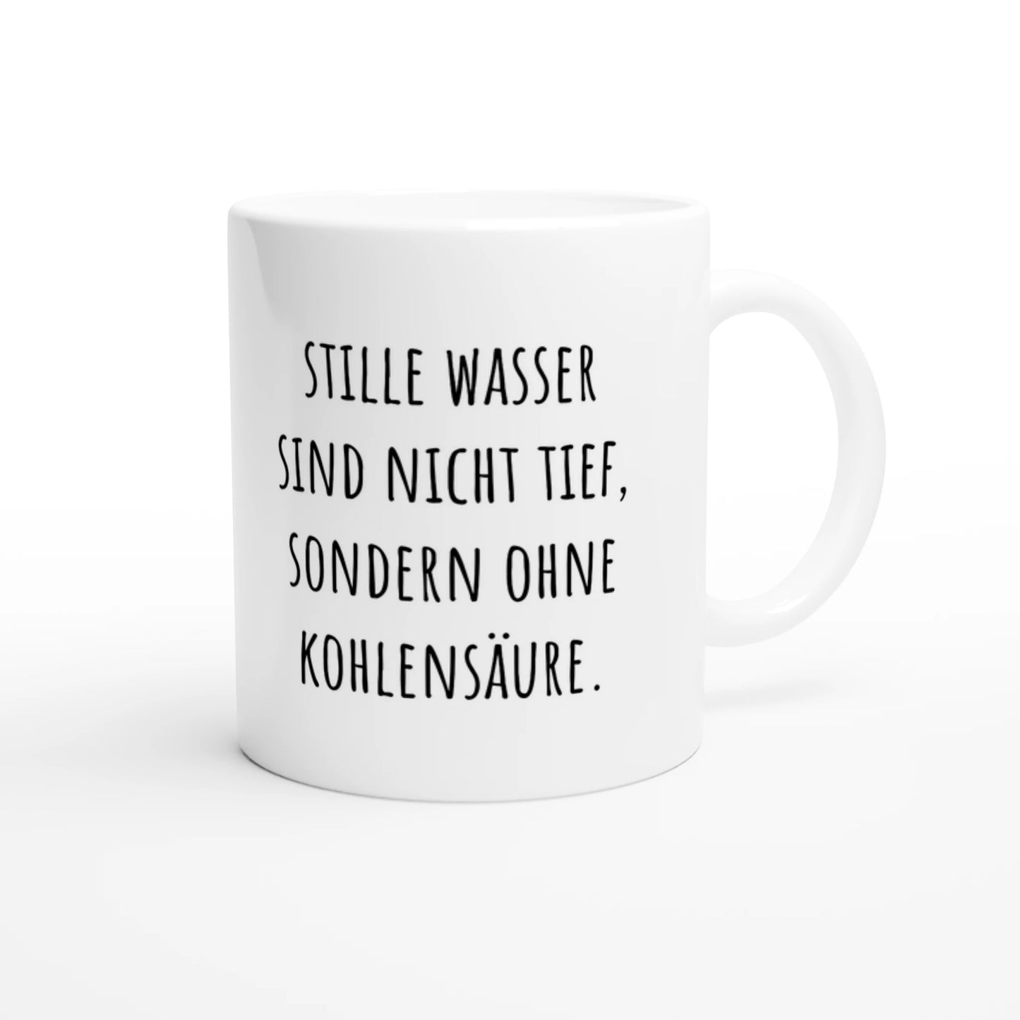 Weiße Keramiktasse 325 ml mit Aufdruck "Stille Wasser sind nicht tief, sondern ohne Kohlensäure" – Schreibtischtasse von Vollzeitfrust, Ansicht von rechts