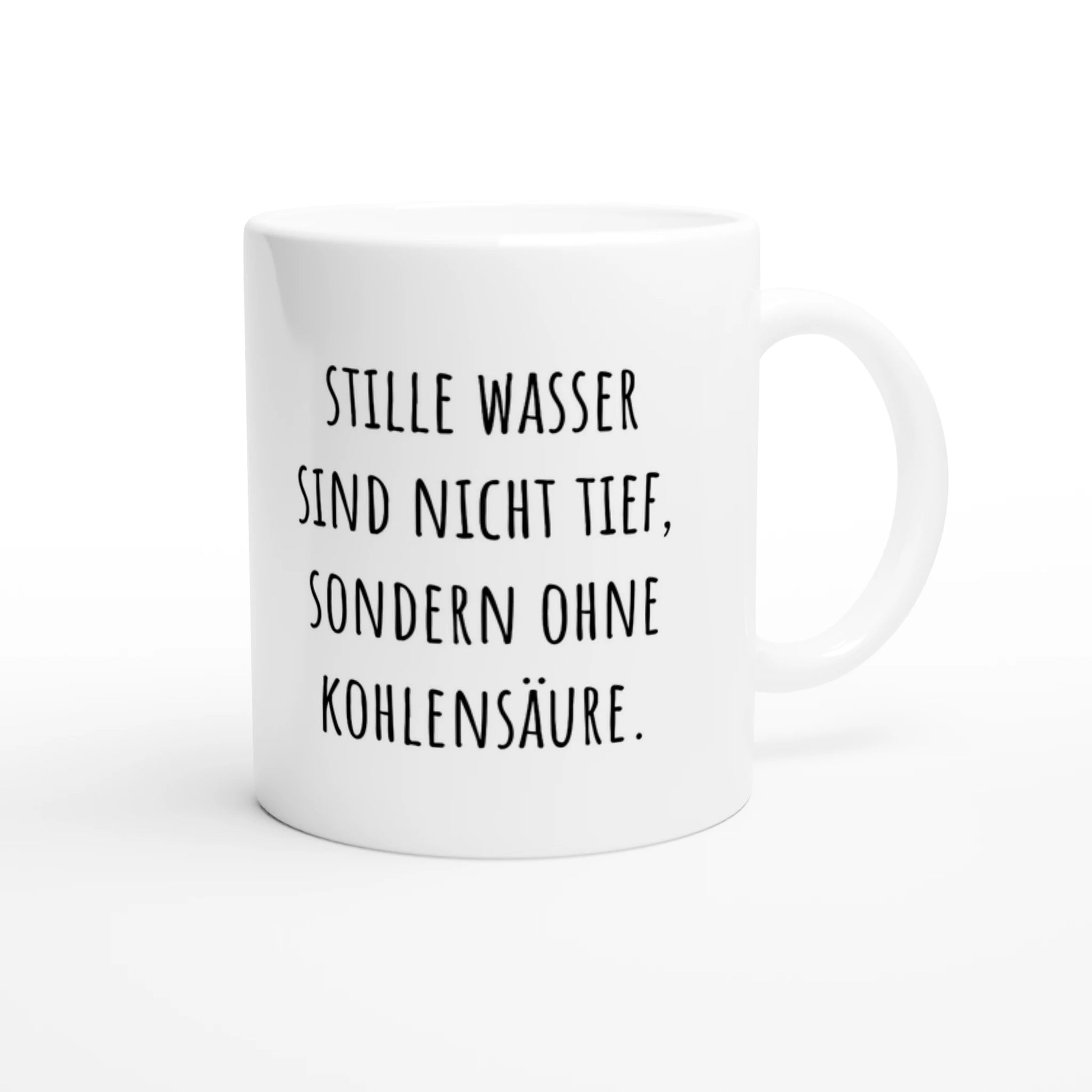 Weiße Keramiktasse 325 ml mit Aufdruck "Stille Wasser sind nicht tief, sondern ohne Kohlensäure" – Schreibtischtasse von Vollzeitfrust, Ansicht von rechts
