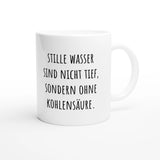 Weiße Keramiktasse 325 ml mit Aufdruck "Stille Wasser sind nicht tief, sondern ohne Kohlensäure" – Schreibtischtasse von Vollzeitfrust, Ansicht von rechts