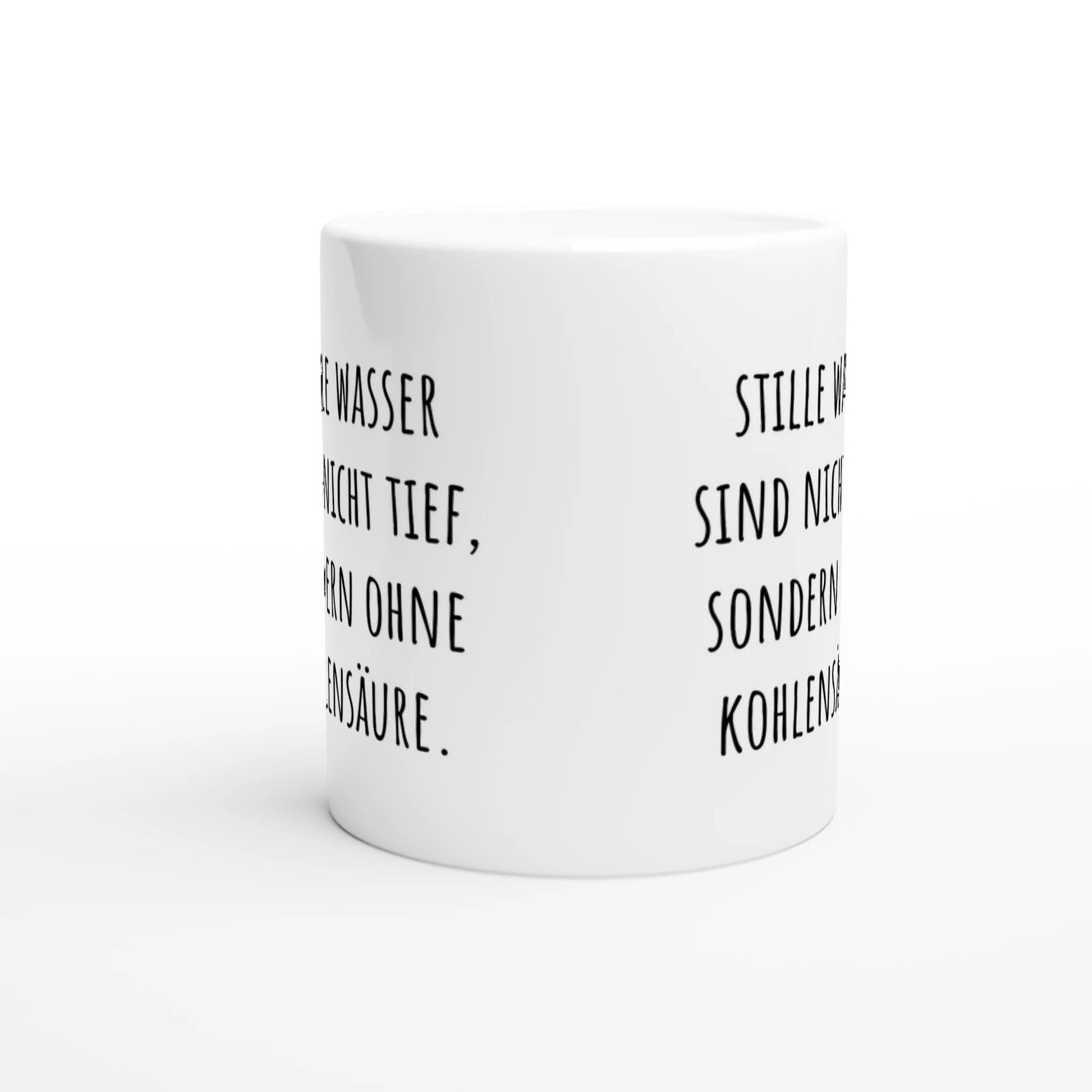 Weiße Keramiktasse mit Aufdruck "Stille Wasser sind nicht tief, sondern ohne Kohlensäure" – Rundumsicht der Bürotasse von Vollzeitfrust