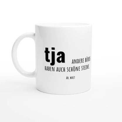 Weiße Keramiktasse 325 ml mit Aufdruck "Tja" – Schreibtischtasse von Vollzeitfrust, Ansicht von links

