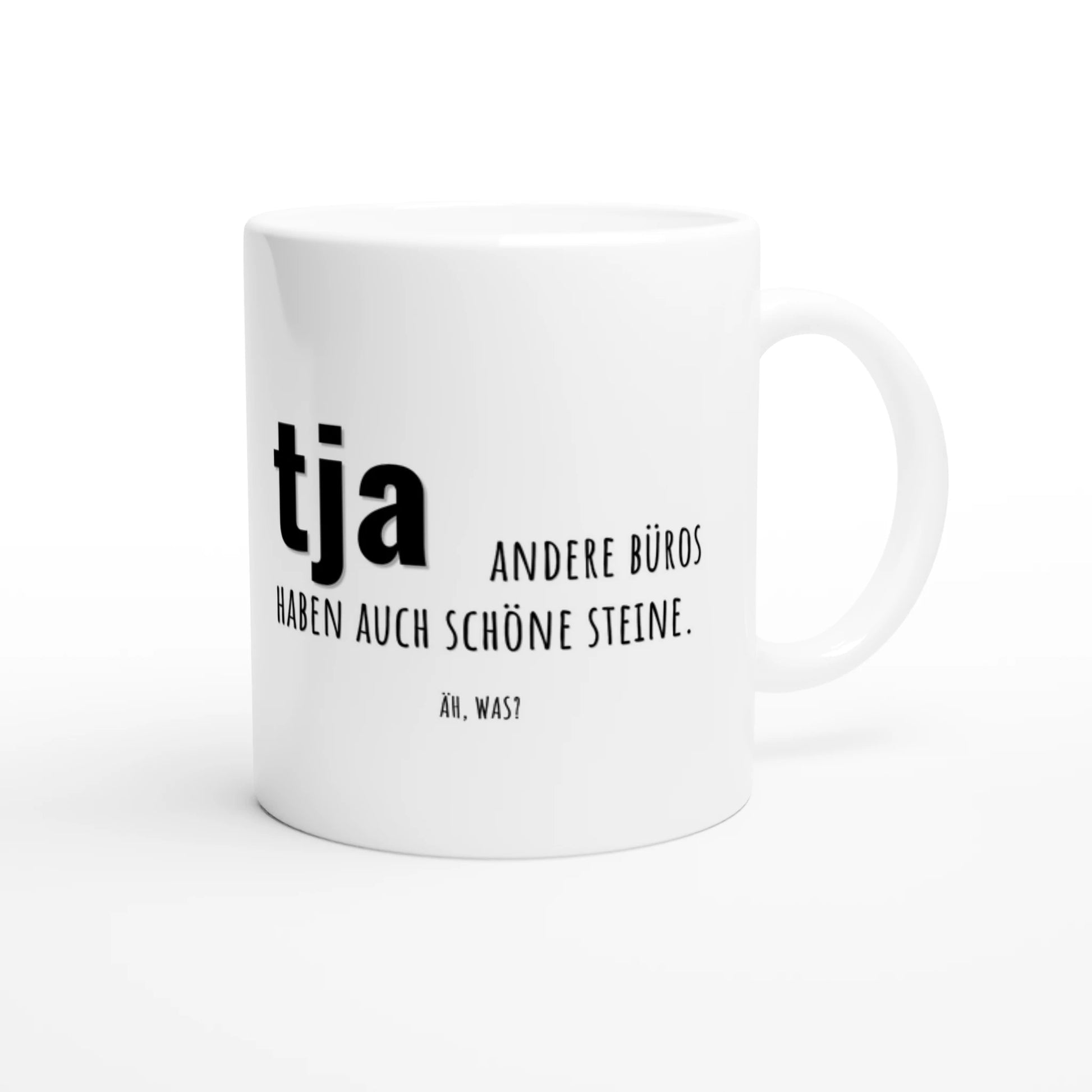 Weiße Keramiktasse 325 ml mit Aufdruck "Tja" – Schreibtischtasse von Vollzeitfrust, Ansicht von rechts
