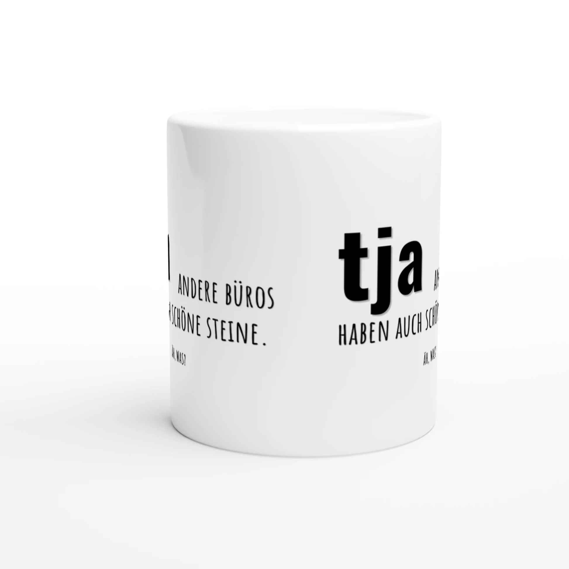 Weiße Keramiktasse mit Aufdruck "Tja" – Rundumsicht der Bürotasse von Vollzeitfrust
