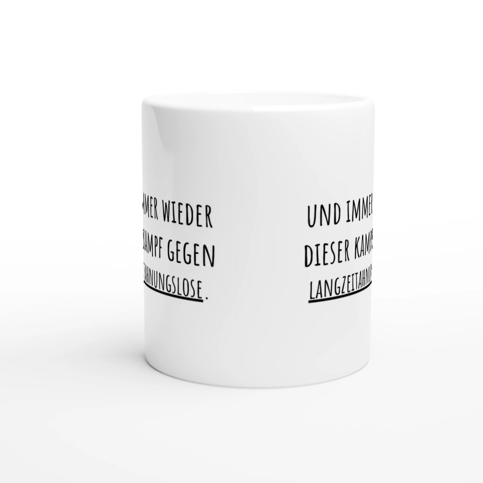 Weiße Keramiktasse mit Aufdruck "Und immer wieder dieser Kampf gegen Langzeitahnungslose" – Rundumsicht der Bürotasse von Vollzeitfrust