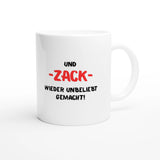 Weiße Keramiktasse 325 ml mit Aufdruck "Und – ZACK – wieder unbeliebt gemacht!" – Schreibtischtasse von Vollzeitfrust, Ansicht von rechts