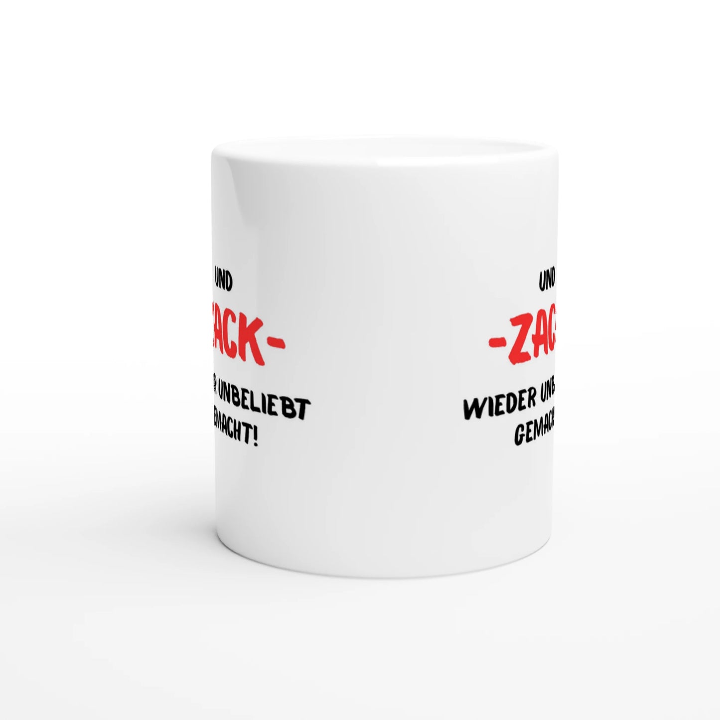 Weiße Keramiktasse mit Aufdruck "Und – ZACK – wieder unbeliebt gemacht!" – Rundumsicht der Bürotasse von Vollzeitfrust