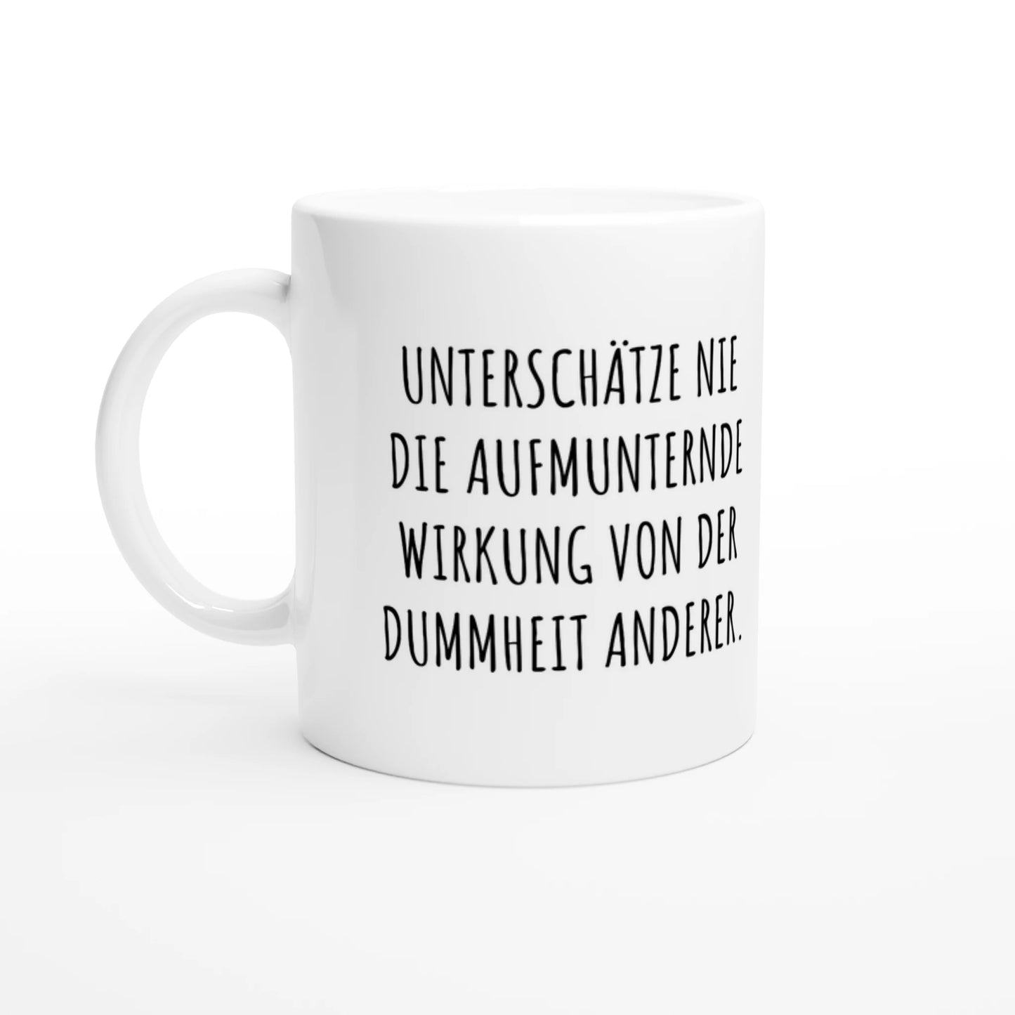 Weiße Keramiktasse 325 ml mit Aufdruck "Unterschätze nie die aufmunternde Wirkung von der Dummheit anderer" – Schreibtischtasse von Vollzeitfrust, Ansicht von links