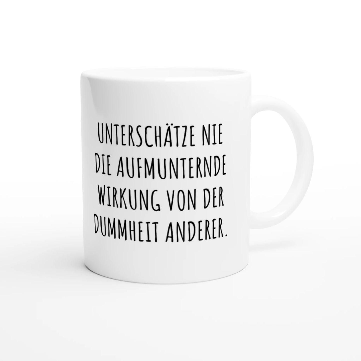 Weiße Keramiktasse 325 ml mit Aufdruck "Unterschätze nie die aufmunternde Wirkung von der Dummheit anderer" – Schreibtischtasse von Vollzeitfrust, Ansicht von rechts