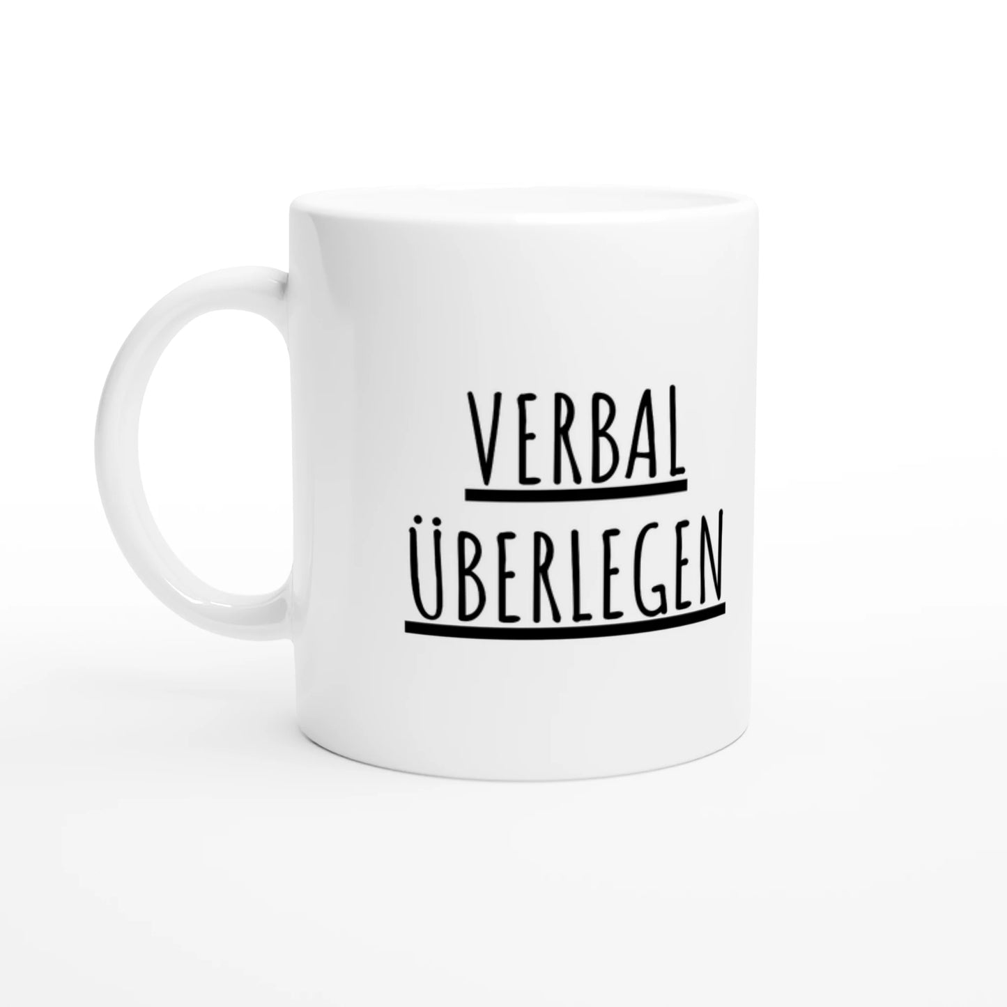 Weiße Keramiktasse 325 ml mit Aufdruck "Verbal überlegen" – Schreibtischtasse von Vollzeitfrust, Ansicht von links
