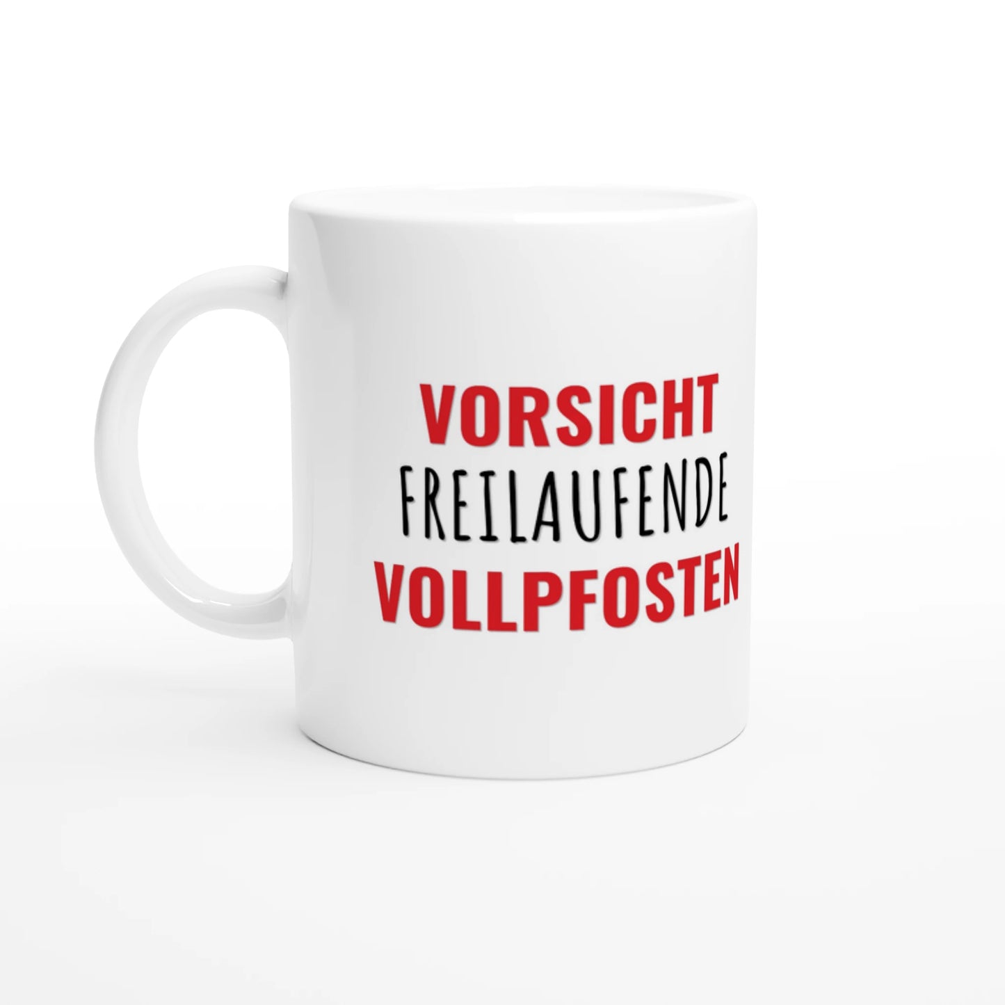 Weiße Keramiktasse 325 ml mit Aufdruck "Vorsicht – Freilaufende Vollpfosten" – Schreibtischtasse von Vollzeitfrust, Ansicht von links
