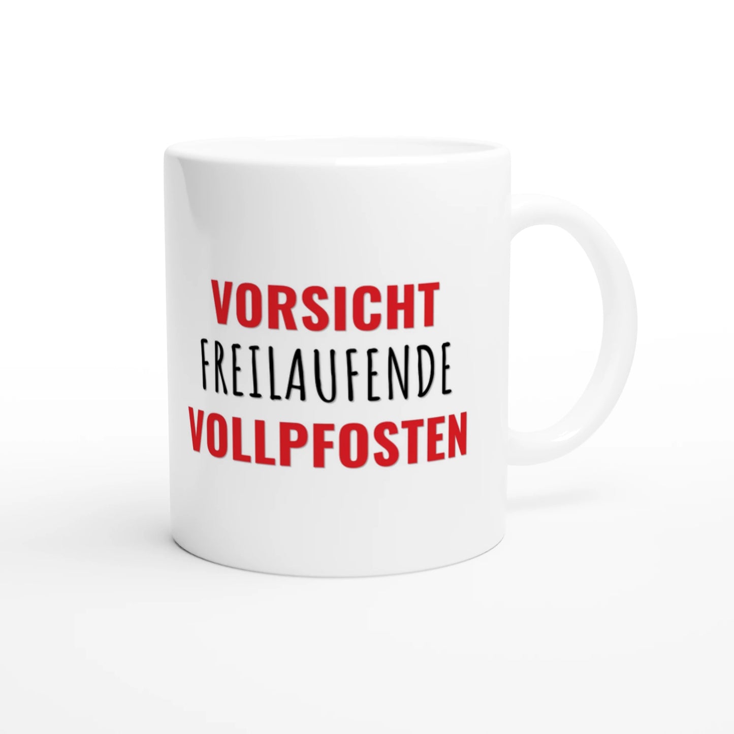 Weiße Keramiktasse 325 ml mit Aufdruck "Vorsicht – Freilaufende Vollpfosten" – Schreibtischtasse von Vollzeitfrust, Ansicht von rechts

