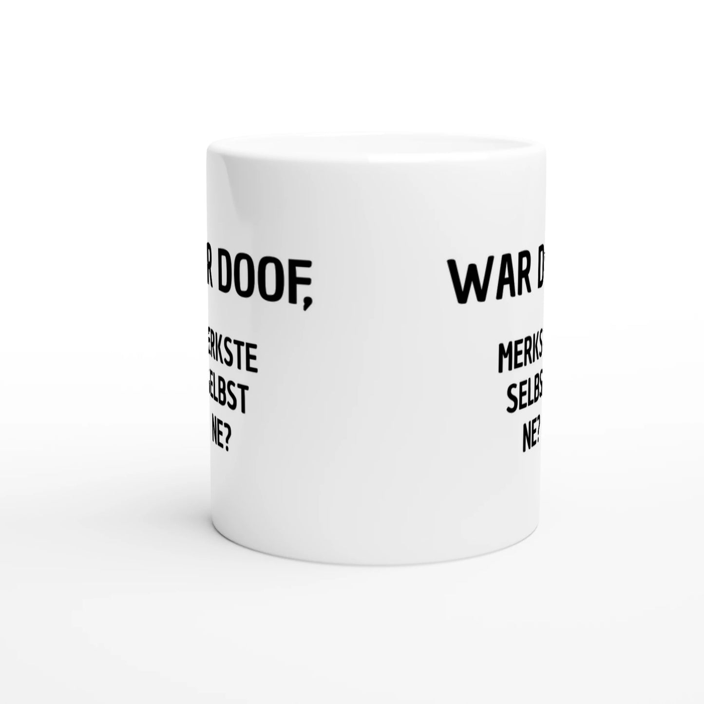 Weiße Keramiktasse mit Aufdruck "War doof, merkste selbst, ne?" – Rundumsicht der Bürotasse von Vollzeitfrust