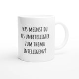 Weiße Keramiktasse 325 ml mit Aufdruck "Was meinst du als Unbeteiligter zum Thema Intelligenz?" – Schreibtischtasse von Vollzeitfrust, Ansicht von rechts